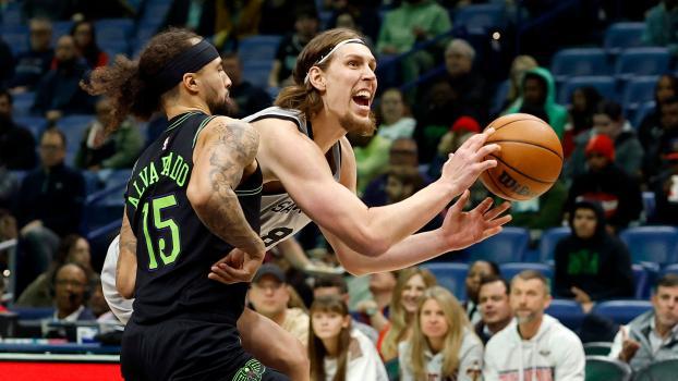 Kelly Olynyk (am Ball) und die San Antonio Spurs lieferte eine wilde Show. © APA / TYLER KAUFMAN