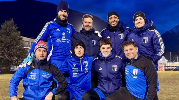 Luca Tenderini, Theo Pamer, Mike Seaton, Armand Srmcka (hinten), Andreas Klotzner, Marco Blanzan, Alexander Gander und Christian Platzer leiteten das erste FCO-Fördertraining.