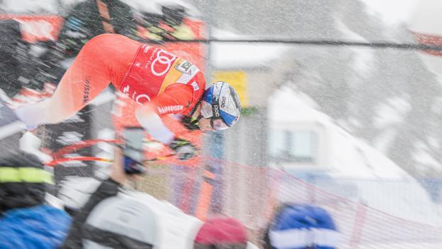 Marco Odermatt gibt im Grödner Schneetreiben den Ton an. © Saslong Classic Club