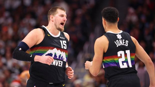 Nikola Jokic (à gauche) a une fois de plus offert quelques actions décisives. © APA / JUSTIN TAFOYA