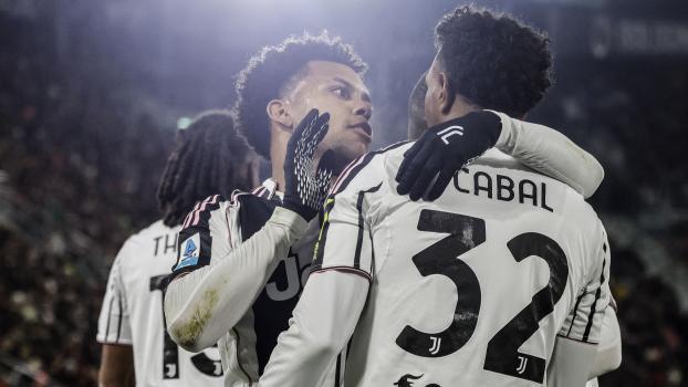 Weston McKennie herzt Juventus-Siegtorschütze Juan Cabal. © ANSA / SERENA CAMPANINI