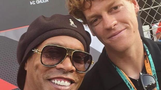 Zwei Superstars auf einem Bild: Jannik Sinner mit Ronaldinho. © Instagram