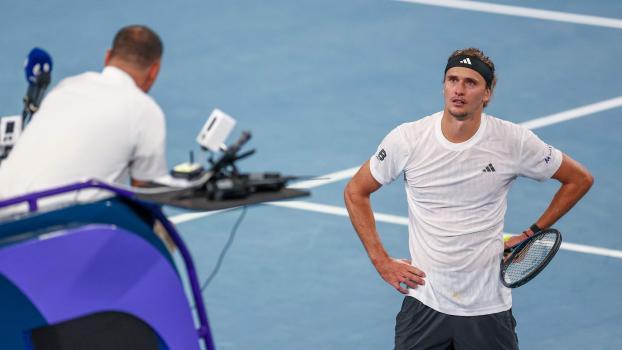 Alexander Zverev se dispute avec l'arbitre de chaise Mohamed Lahyani. © APA/afp / IZHAR KHAN