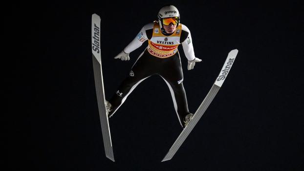 Domen Prevc führte Slowenien zum Sieg. © APA/afp / PHILIPP GUELLAND