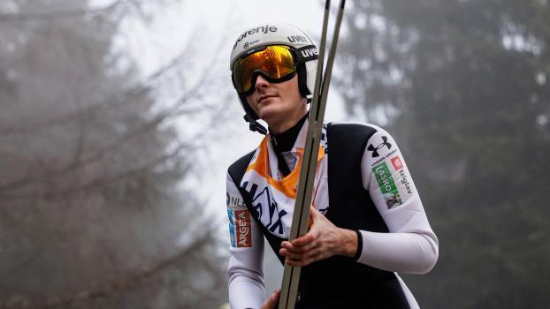 Domen Prevc showed signs of weakness for the first time. © AFP / JENS SCHLUETER