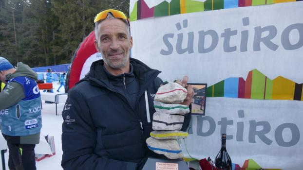 Gerti Taschler présente son trophée de gagnante, qu'elle a elle-même conçu. © am