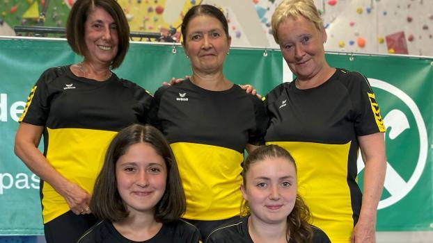 Jaufenburg verlor gegen Tirol Mutspitz. Hinten v.l. Sieglinde Prinoth, Bernadette Hainz, Berta Zöschg. Vorne v.l. Saskia Platter, Alina Platter.