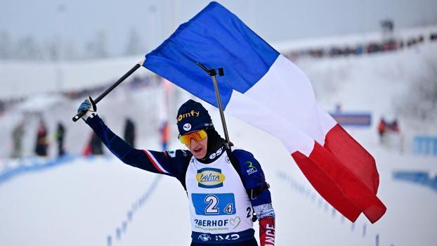 Julia Simon célèbre la victoire éclatante des Françaises en relais. © APA/afp / TOBIAS SCHWARZ