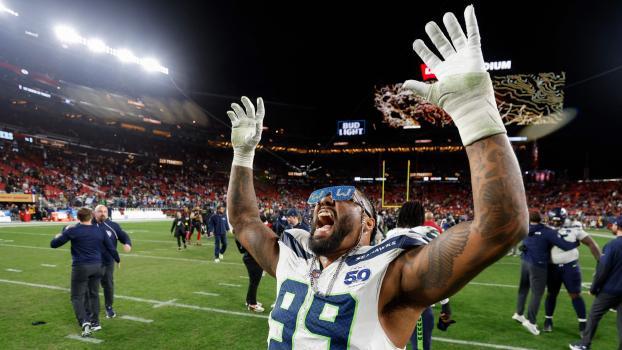 Leonard Williams célèbre la victoire avec ses fans. © APA / LACHLAN CUNNINGHAM