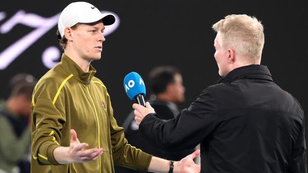 Sinner im Interview mit Jim Courier. © APA/afp / DAVID GRAY