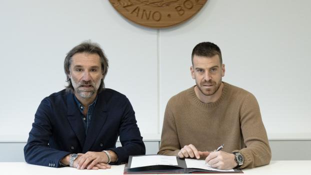 Sporting director Paolo Bravo and Domen Crnigoj at the contract signing in the FCS Center.