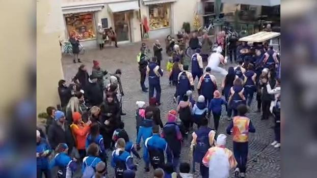 The Olympic torch is currently making its way through South Tyrol. One of the torchbearers is ski legend Kristian Ghedina. The 13-time World Cup winner carried the flame through Brixen on Tuesday (seen here in the video, dressed in white). And he couldn't resist pulling off his legendary move. Back in 2004, during the Kitzbühel downhill race, Ghedina caused quite a stir with a daring split jump on the final jump. Now he repeated the feat – albeit on a smaller scale – during the torch relay in Brixen. Video: Municipality of Brixen/Oliver Klammsteiner © stol