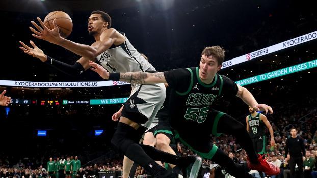 Wembanyama Victor catches a ball ahead of Baylor Schleierman. © APA / WINSLOW TOWNSON
