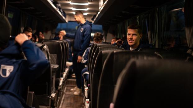 Blick in den FCO-Bus: Oliver Rohrer (r.) nimmt uns mit auf eine Auswärtsfahrt. © P. Schwienbacher (alle Fotos)