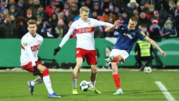 Chris Führich (Mitte) und Stuttgart mühten sich gegen Kiel lange, am Ende stand aber ein klarer Sieg zu Buche. © APA/afp / IBRAHIM OT