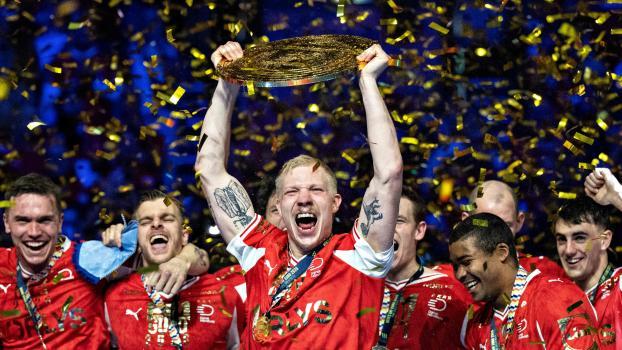 Dänemarks Kapitän Magnus Saugstrup streckt den Siegerpott in die Höhe. © APA/afp / HENNING BAGGER