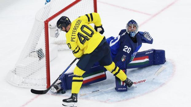 Damian Clara klärt gegen Elias Pettersson. © ANSA / FAZRY ISMAIL