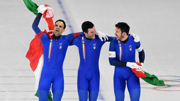 Das italienische Eisschnelllauf-Team jubelt über den Erfolg. © APA/afp / DANIEL MUNOZ