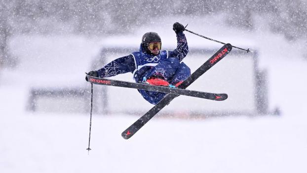 Le skieur acrobatique britannique Gus Kenworthy proteste contre le service américain de l'immigration et des douanes (ICE). © APA/afp / KIRILL KUDRYAVTSEV