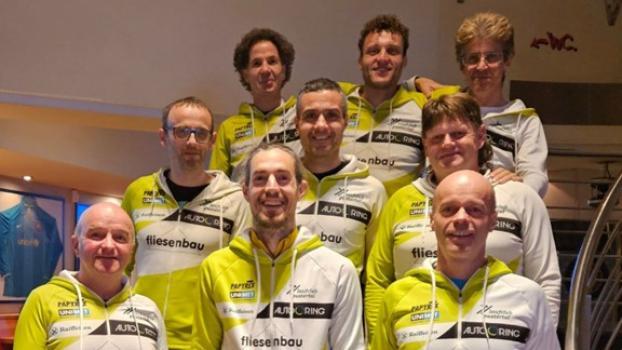 Der neue Vorstand des Läuferclubs Pustertal, vordere Reihe (v.l.): Georg Brunner, Präsident Simon Stifter, Martin Brunner; zweite Reihe (v.l.): Meinhard Oberhollenzer, Gerd Kathrein und Horst Pescolderung; dritte Reihe (v.l.): Christoph Rauter, Daniel Schwingshackl und Hermann Plaickner. © Läuferclub Pustertal