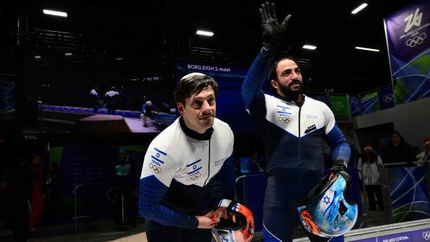 Die beiden Bobfahrer Adam Edelman (links) und Menachem Chen traten in den abschließenden Läufen nicht an. © APA/afp / STEFANO RELLANDINI