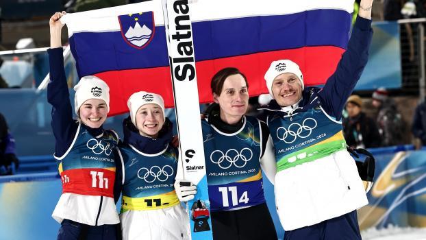 Die Prevc-Geschwister Nika (2.v.l.) und Domen holten Gold. Auch Anze Lanisek (r.) und Nika Vodan sind Olympiasieger. © ANSA / FILIP SINGER
