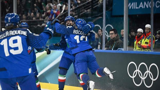 Die Südtirolerin Laura Lobis (hinten) jubelte mit Italien zum Olympia-Auftakt. © APA/afp / JULIEN DE ROSA