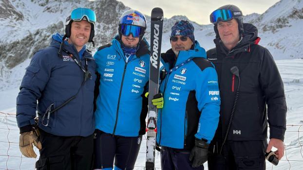Dominik Paris mit seinem Team, von links Physio Luis Kuppelwieser, Trainer Alberto Ghidoni und Skiman Sepp Zanon.