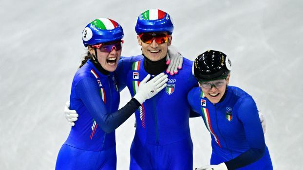 Elisa Confortola, Pietro Sighel und  Arianna Fontana (v.l.) jubeln über Gold. © APA/afp / JULIEN DE ROSA