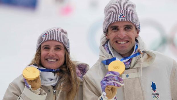 Emily Harrop und Thibault Anselmet freuen sich über Gold. © APA/afp / DIMITAR DILKOFF