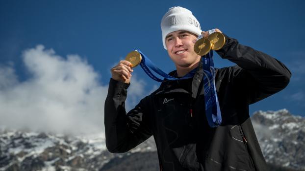Franjo von Allmen hat zwar drei Goldmedaillen gewonnen, vermisst in Bormio aber die Stimmung. © APA/afp / FABRICE COFFRINI