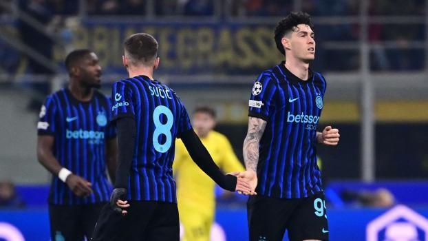 Inter (rechts mit Alessandro Bastoni) ist gegen Bodö/Glimt aus der Champions League ausgeschieden. © APA/afp / PIERO CRUCIATTI