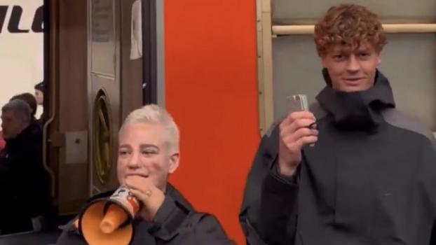 Jannik Sinner (r.) und Bebe Vio als Fahrkarten-Kontrolleure am Bahnhof in Mailand. © Screenshot