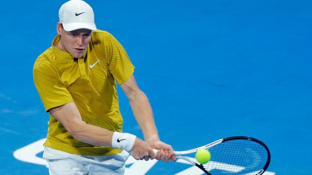 Jannik Sinner steht im Viertelfinale von Doha. © APA/afp / KARIM JAAFAR