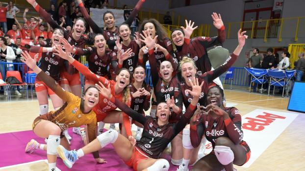 Katja Eckl (hintere Reihe, Zweite von links) und Busto Arsizio bejubeln den Play-off-Einzug.