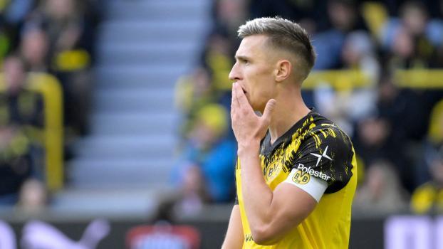 Nico Schlotterbeck bekam die Rote Karte. © APA/afp / SASCHA SCHUERMANN