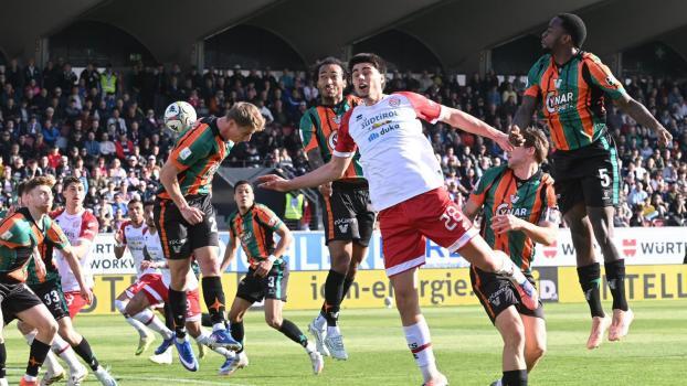 Raphael Kofler (vorne) lieferte mit dem FC Südtirol Venezia einen harten Kampf. © DLife/Luca Ognibene