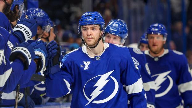 Tampa Bay um Topstürmer Brayden Point feierte einen klaren Sieg. © APA / MIKE CARLSON