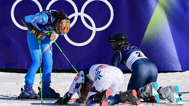 Thea Louise Stjernesund und Sara Hector verneigen sich vor Federica Brignone. © APA/afp / STEFANO RELLANDINI