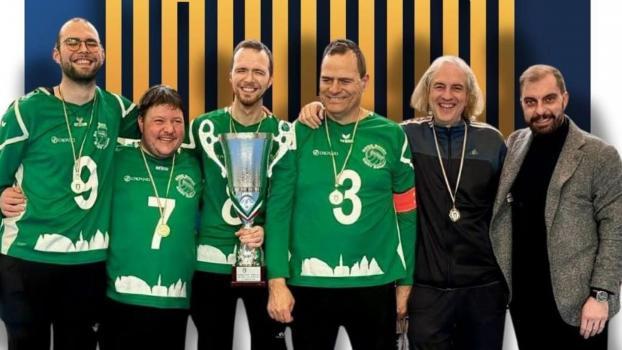 v.l.n.r. : Peter, Mair, Armin Plaikner, Christian Mair, Franz Gatscher, BSSG-Trainer Marco Grazioli und FISPIC-Präsident Silverio Alviti.