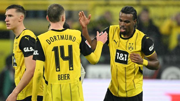 Carney Chukwuemeka (r.) spielt künftig für Österreich. © APA/afp / INA FASSBENDER