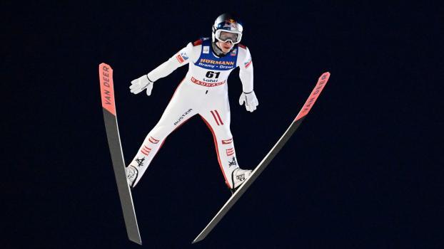 Daniel Tschofenig segelte in Lahti am Weitesten. © APA/afp / EMMI KORHONEN