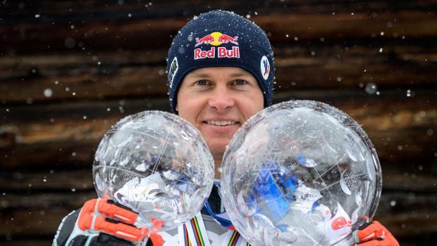 Der Franzose mit seinen Kristallkugeln (Riesentorlauf und Gesamtweltcup) aus dem Jahr 2021. © APA/afp / FABRICE COFFRINI