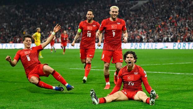 Die türkischen Spieler jubeln mit Torschütze Ferdi Kadioglu (vorne rechts). © APA/afp / YASIN AKGUL