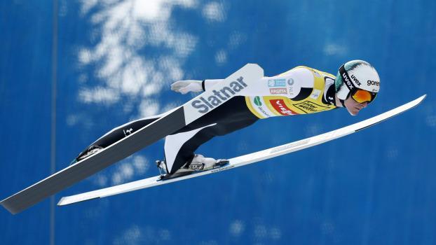 Domen Prevc stellte in Kulm einen neuen Schanzenrekord auf. © APA / ERWIN SCHERIAU