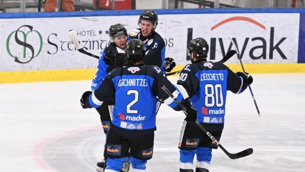 Erik Hofer (ganz hinten) glänzte als Doppeltorschütze für die Wipptal Broncos. © Oskar Brunner