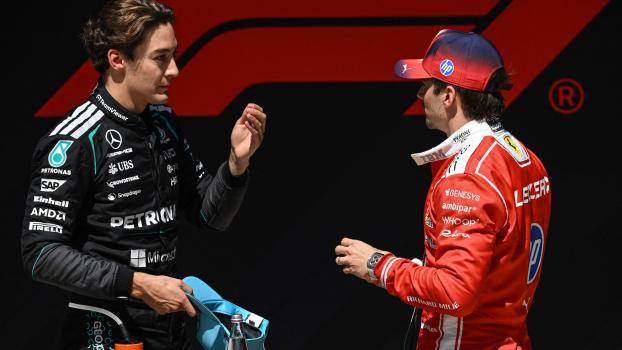 George Russell (à gauche) bat Charles Leclerc. © APA/afp / JADE GAO