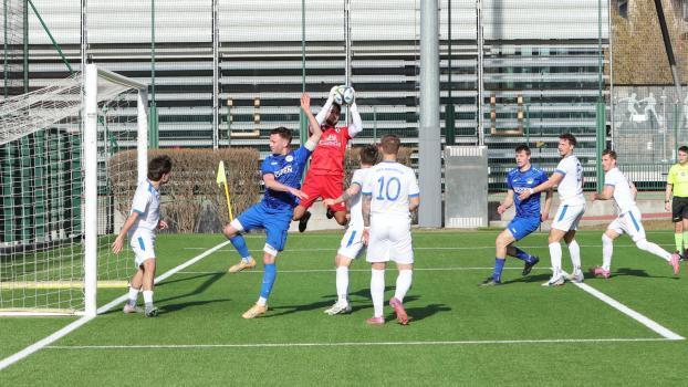 Gitschberg Jochtal (in Weiß) gewann beim Tabellenführer in Bruneck. © David Laner