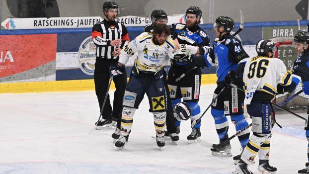 Im Duell zwischen Wipptal und Zell am See flogen wieder die Fetzen. © Oskar Brunner