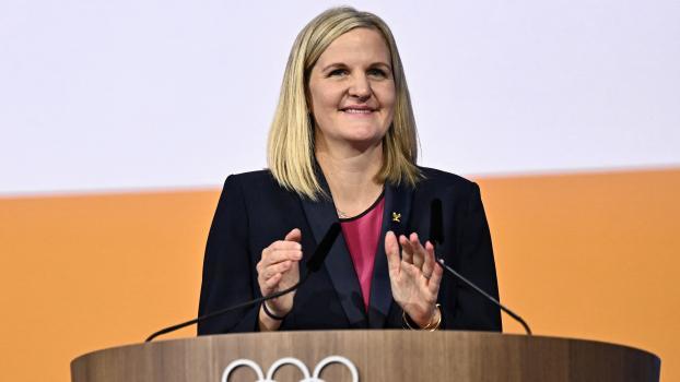 IOC-Präsidentin Kirsty Conventry hat dem Druck von Donald Trump nachgegeben. © APA/afp / FABRICE COFFRINI